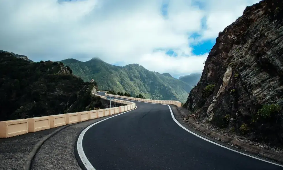 Pioneering technology: A rolling overpass can save lives and nerves on highways - video