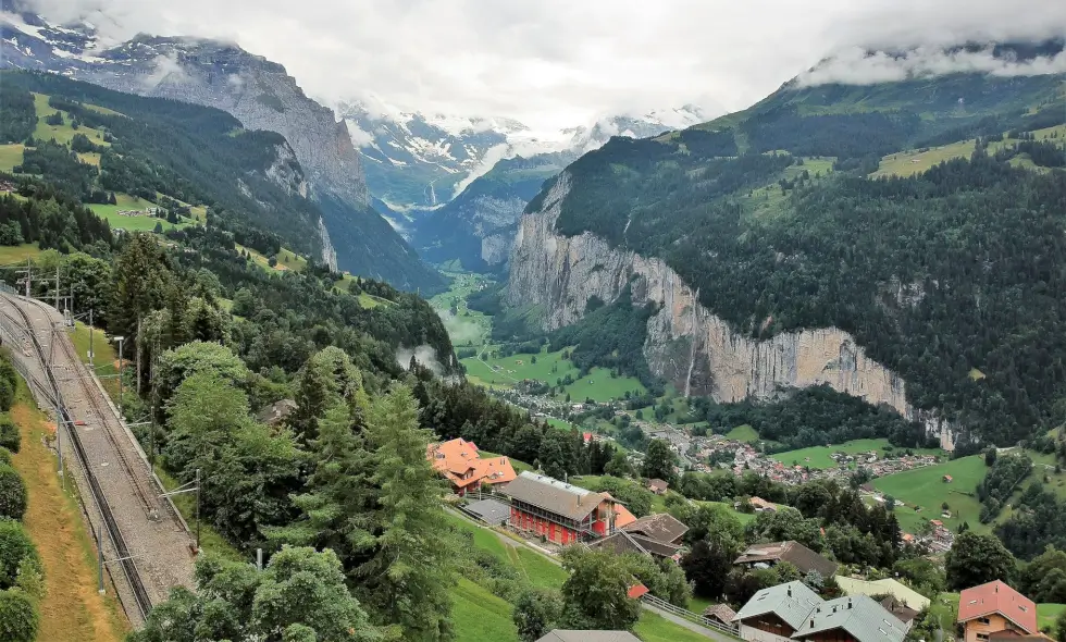 Switzerland motorway vignette shopping: discover the country's travel opportunities!